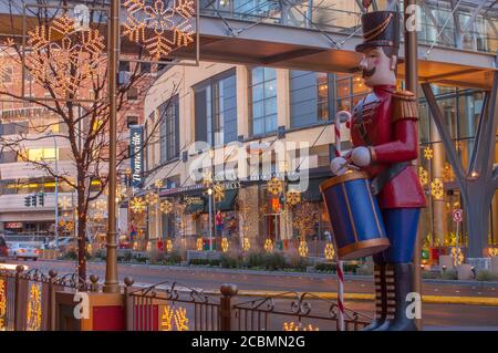Foto notturna delle decorazioni natalizie di Snowflake Lane con una statua nutcracker a Bellevue Square nel centro di Bellevue, Washington state, USA. Foto Stock