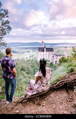Uomini e donne in coppia visitano il Castello di Neuschwanstein. Splendida vista sul famoso castello di Neuschwanstein, la rinascita romanica del XIX secolo Foto Stock