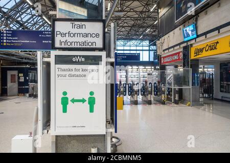 Le bacheche informative della stazione ferroviaria di Reading sono state prese in consegna con promemoria a distanza sociale per aiutare a prevenire la diffusione del coronavirus. Foto Stock