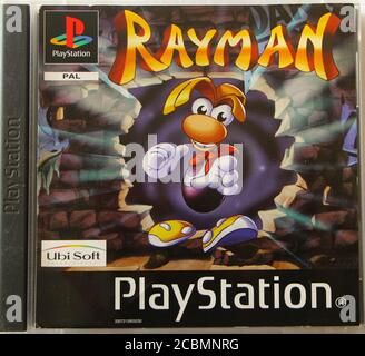 Foto di un CD originale per PlayStation 1 e copertina per Rayman il gioco originale di Ubisoft Foto Stock