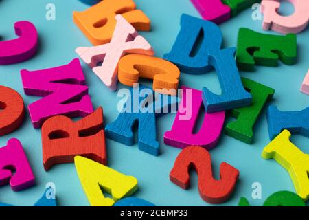 Bambini che fanno le parole dal gioco delle lettere, l'istruzione per il concetto del capretto Foto Stock