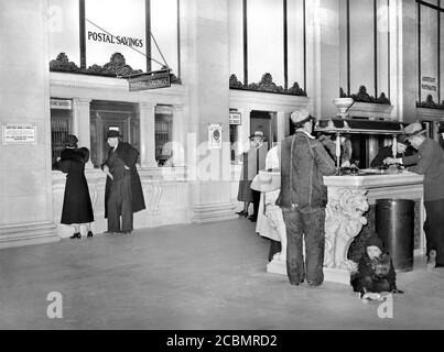 Clienti presso l'ufficio postale principale, Washington, D.C., USA, Arthur Rothstein, U.S. Office of War Information, 1938 Foto Stock
