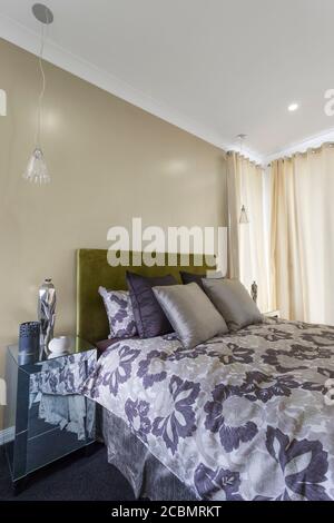 Design della camera da letto in una casa moderna di lusso Foto Stock