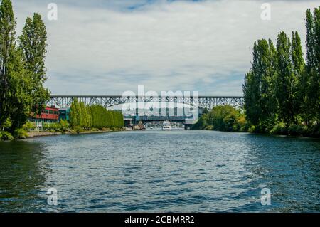 Vista del ponte di disegno Fremont e dell'Aurora Bridge dal Salmon Bay Canal a Seattle, Washington state, USA. Foto Stock