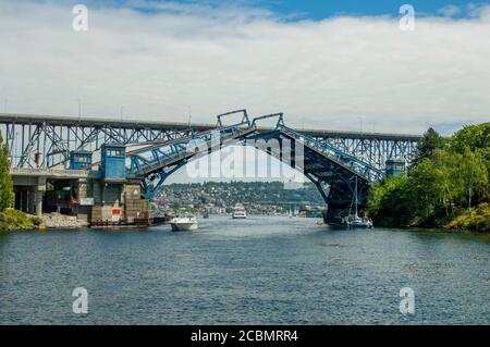 Vista del ponte di apertura Fremont e dell'Aurora Bridge dal Salmon Bay Canal di Seattle, Washington state, USA. Foto Stock