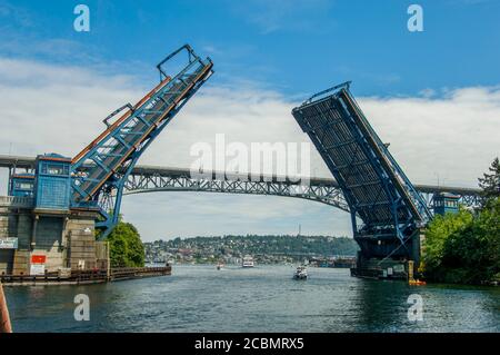 Vista del ponte di apertura Fremont e dell'Aurora Bridge dal Salmon Bay Canal di Seattle, Washington state, USA. Foto Stock