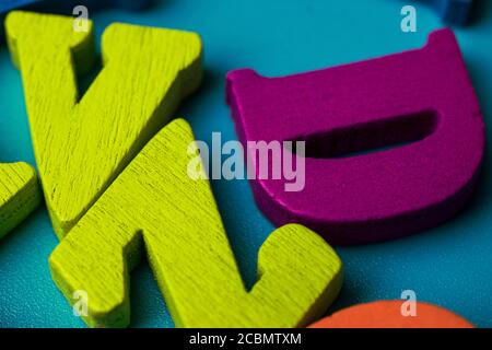 Vista dall'alto con foto in primo piano con lettere colorate, concetto di educazione per bambini Foto Stock