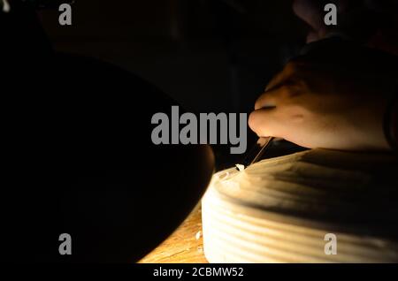 Donna artigianale liutaio liutaio che lavora in un nuovo violino Foto Stock