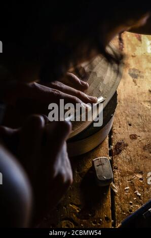 Donna artigianale liutaio liutaio che lavora in un nuovo violino Foto Stock