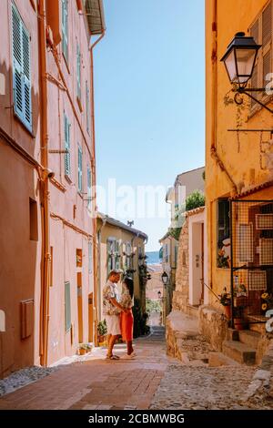 Menton Francia, coppia uomini e donna in vacanza alla Costa Azzurra Francia, vista sulla parte vecchia di Menton, Provenza-Alpi-Costa Azzurra, Francia Foto Stock