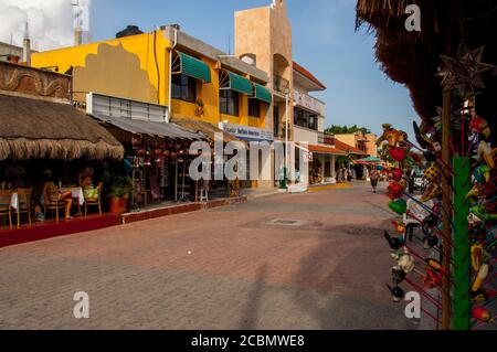 Scena di strada della 5th Avenue con ristoranti e negozi a Playa del Carmen sulla Riviera Maya vicino Cancun nello stato di Quintana Roo, Messico. Foto Stock