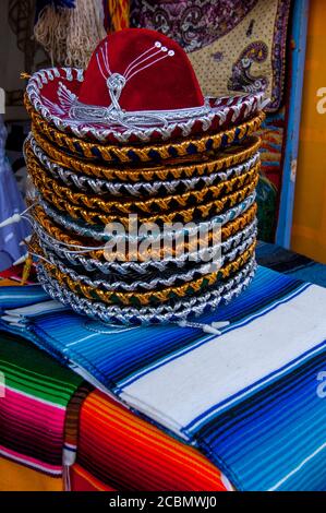 Scena di strada con colorati sombrero souvenir e coperte in vendita In un negozio sulla 5th Avenue a Playa del Carmen Sulla Riviera Maya vicino a Cancun in Th Foto Stock