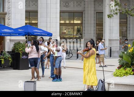 CHICAGO, STATI UNITI - 18 luglio 2020: I residenti della città stanno godendo una bella giornata lungo la passeggiata del fiume Chicago in mezzo alla pandemia Covid-19. Restaura Foto Stock