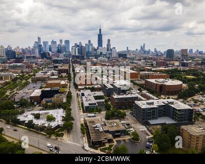 CHICAGO, STATI UNITI - 18 luglio 2020: Drone aereo grandangolare vista dei grattacieli del centro di Chicago in un pomeriggio nuvoloso in estate Foto Stock