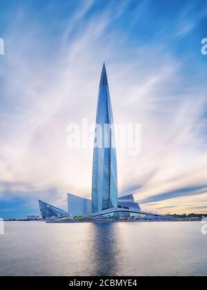 San Pietroburgo, Russia - Agosto 04 2020. Grattacielo 'Lakhta center' (sede centrale di Gazprom) vista serale. Vista ravvicinata contro il cielo blu nuvoloso, HDR e. Foto Stock