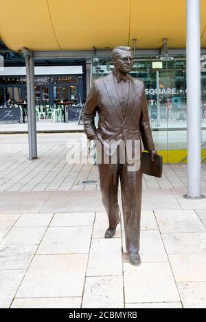 Statua in bronzo a grandezza naturale dell'attore hollywoodiano Cary Grant nato a Bristol. Millenium Square, Bristol, Inghilterra. Luglio 2020 Foto Stock