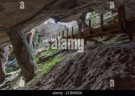 Passerella che conduce all'ingresso delle grotte scavate arenaria Foto Stock