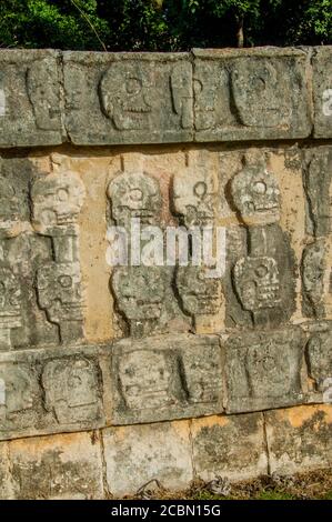 Il Tzompantli o la piattaforma del cranio nella zona archeologica di Chichen Itza (patrimonio dell'umanità dell'UNESCO) sulla penisola dello Yucatan in Messico. Foto Stock