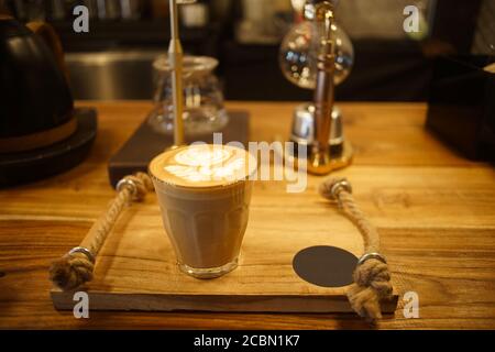 Caffè latte caldo in una tazza Foto Stock