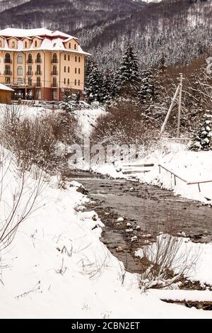 Pylybets, Ucraina, 3 gennaio 2020: Hotel a Karpaty durante l'inverno Foto Stock