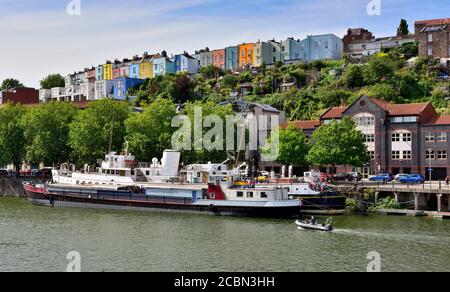 Case colorate sopra il porto galleggiante di Bristol con le barche Balmoral ed Ellen sulla banchina da Hotwell Road, Bristol, Regno Unito Foto Stock