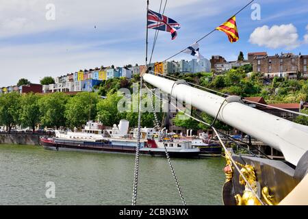 Sul ponte, prua della nave a vapore storica SS Great Britain del Brunel nel Great Western Dockyard a Bristol guardando verso le case in collina a Clifton Wood Foto Stock