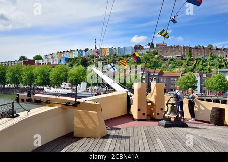 Sul ponte, prua della nave a vapore storica SS Great Britain del Brunel nel Great Western Dockyard a Bristol guardando verso le case in collina a Clifton Wood Foto Stock