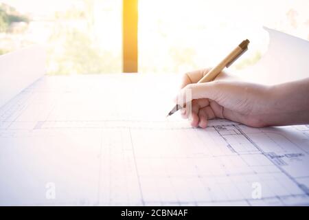 Costruzione, design e concetto di rinnovamento. : architetto che lavora su BluePrint, architetti sul posto di lavoro. Disegno architettonico matita lavorare con nuovi s. Foto Stock