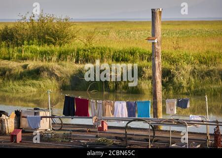 Abiti da esterno per asciugare. Asciugare i vestiti all'aperto su un dock. Foto Stock