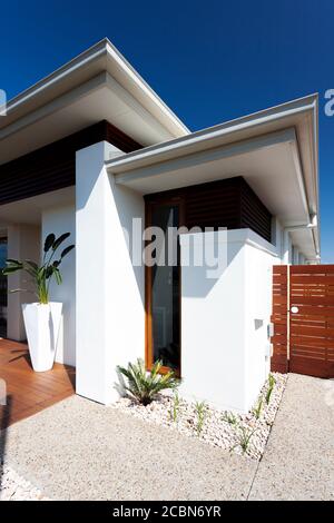 Vista frontale dell'esterno di una casa moderna e lussuosa Foto Stock