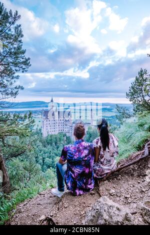 Uomini e donne in coppia visitano il Castello di Neuschwanstein. Splendida vista sul famoso castello di Neuschwanstein, la rinascita romanica del XIX secolo Foto Stock