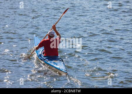 Uomo kayak sul fiume Brisbane Foto Stock