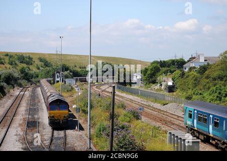 "150251" su un servizio Bridgend passa "66050 EWS Energy" ad Aberthaw. Foto Stock