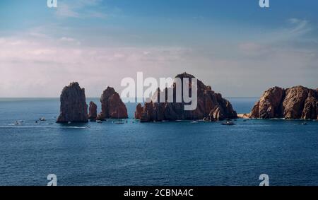 Famosa formazione di rocce, scogliere marine nell'oceano a Cabo San Lucas, Messico Foto Stock