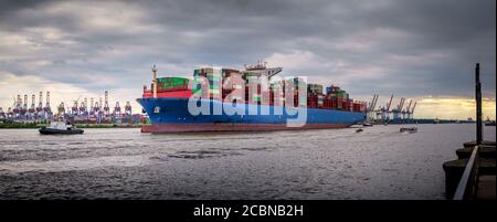 Grande nave portacontainer nel porto di Amburgo Foto Stock