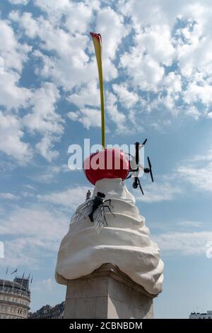 Londra-Agosto-2020-Inghilterra- una vista ravvicinata di una grande mosca di plastica e un annegato che siede su una statua del gelato In piazza Trafalgar Foto Stock