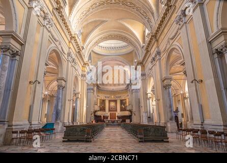 RAVENNA, ITALIA - 28 GENNAIO 2020: La navata del Duomo. Foto Stock