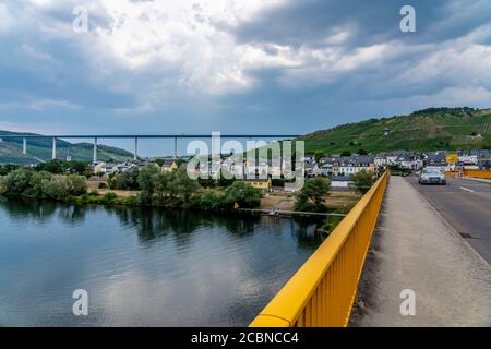 Il ponte Hochmosel che attraversa, strada federale B50 con il ponte Hochmosel, 160 metri di altezza e 1.7 chilometri di lunghezza, sulla valle del fiume Mosella, ne Foto Stock