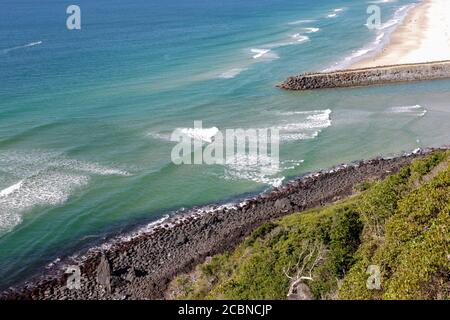 Foto ad alto angolo di una bellissima spiaggia di sabbia bianca Foto Stock