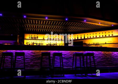 MALE, MALDIVE - 22 giu 2017: Bancone bar con luce soffusa bella in resort. Foto Stock