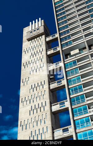 Edificio residenziale alto e in stile brutale, la Torre Balfron dell'architetto Ernő Goldfinger alla Brownfield Estate di Londra, Regno Unito Foto Stock