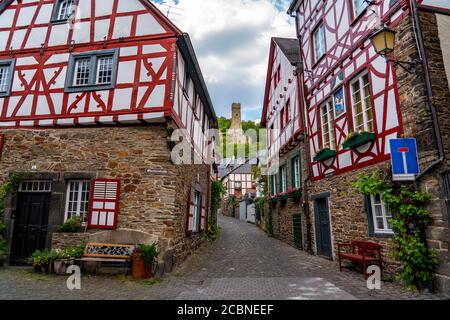 Monreal, idilliaco villaggio a graticcio nella valle del fiume Elz, nel distretto di Mayen-Coblenza, in Renania-Palatinato, Germania, Foto Stock