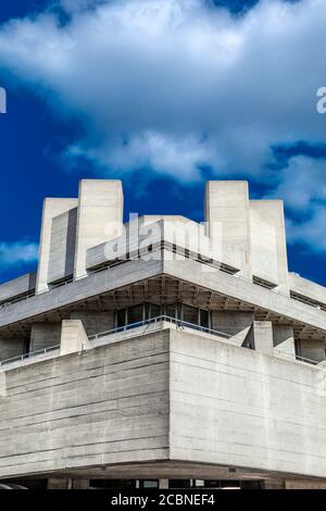 Teatro Nazionale in stile brutale al Southbank, Londra, Regno Unito