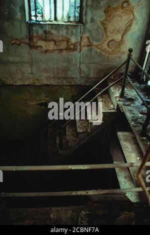 Immagine verticale di un vecchio edificio e scalinata Foto Stock