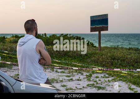 Covid Pandemic restrizioni in Messico. Spiagge chiuse a causa di divaricamenti sociali alle spiagge di Yucatan, Messico. Foto Stock