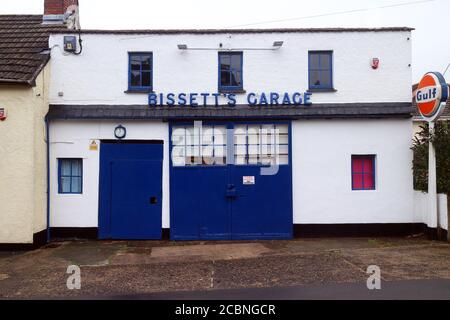 Bissetts Garage - un piccolo garage tradizionale a Winkleigh, Devon, Regno Unito Foto Stock