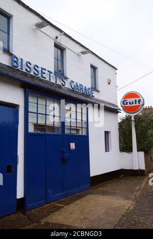 Bissetts Garage - un piccolo garage tradizionale a Winkleigh, Devon, Regno Unito Foto Stock