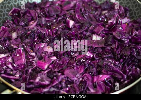 Cavolo viola in una padella in cottura Foto Stock