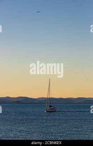 Yacht a vela in acque blu dell'oceano Foto Stock