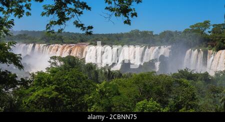 Vista delle famose Cascate di Iguazu, le Cascate piu' grandi del mondo, il Parco Nazionale di Iguazu, la Provincia di Misiones, Argentina Foto Stock